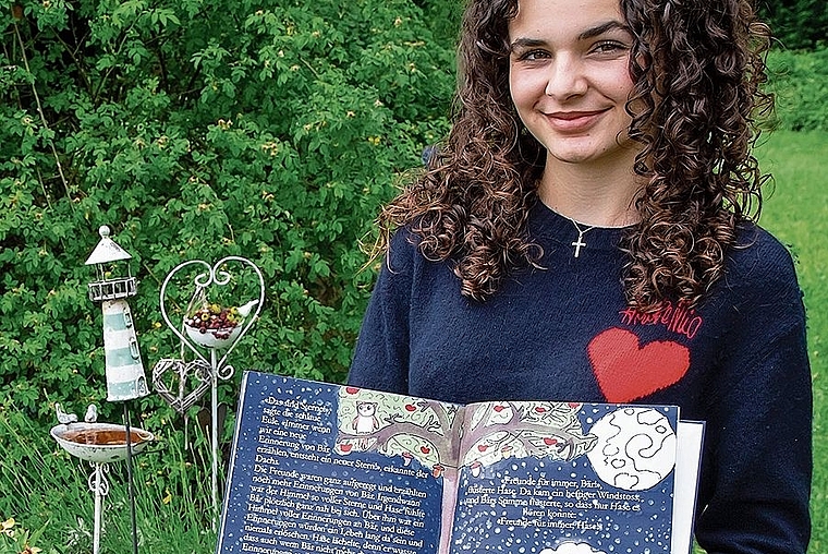 Beim Jade-Plätzchen: Céline Thomann präsentiert ihr Kinderbuch. Foto: Martin Staub
