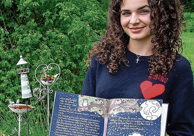 Beim Jade-Plätzchen: Céline Thomann präsentiert ihr Kinderbuch. 	Foto: Martin Staub