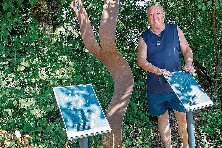 Kümmert sich um den Planetenweg: Bruno Stähli beim Planeten Erde mit Mond. Fotos: Martin Staub Kümmert sich um den Planetenweg: Bruno Stähli beim Planeten Erde mit Mond. Fotos: Martin Staub