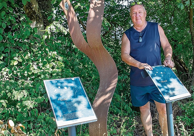 Kümmert sich um den Planetenweg: Bruno Stähli beim Planeten Erde mit Mond. Fotos: Martin Staub