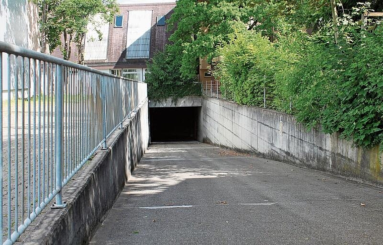 Wohnen unter der Erde: Hier geht’s zur Zivilschutzanlage. Foto: Benjamin Wieland