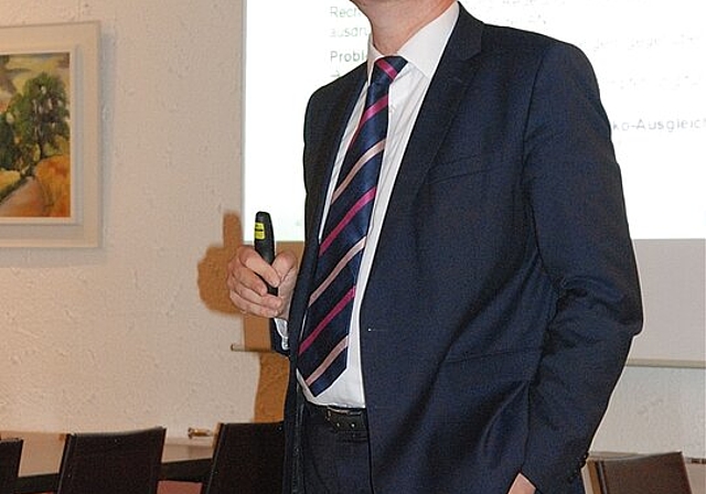 Fesselnd: Roland A. Müller zeichnete ein Bild der aktuellen Wirtschaftslage in der Schweiz. Foto: Melanie Brêchet