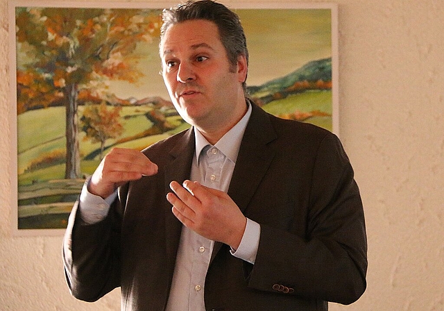 Schöpft aus dem Vollen: Cyrill Fanti erläuterte die Vorteile eines Vorsorgeauftrags mit Beispielen aus seinem Leben. Foto: Gini Minonzio