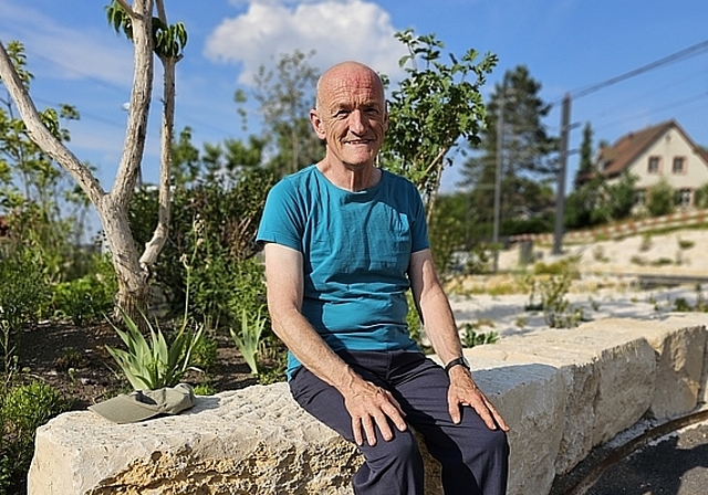 Kennt im neuen Duftgarten jedes Pflänzchen: Peter Steiger vom Verein Duftgarten Rodersdorf. Foto: Melanie Brêchet