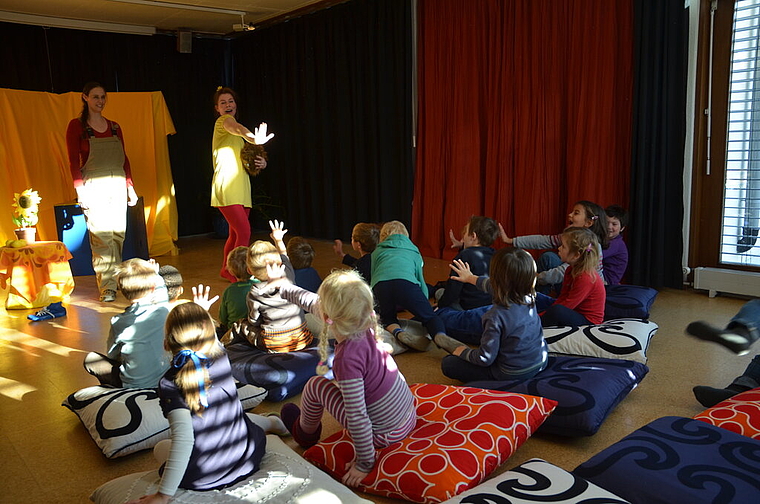 Gemeinsam gegen Gewalt: Die Kita-Kinder lernen von Tanja Horisberger (Krümel, r.) und Natalie Krisemer (Wurzel) klar und deutlich NEIN zu sagen.   Foto: Jay Altenbach