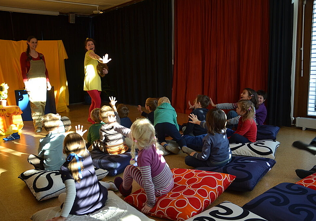 Gemeinsam gegen Gewalt: Die Kita-Kinder lernen von Tanja Horisberger (Krümel, r.) und Natalie Krisemer (Wurzel) klar und deutlich NEIN zu sagen.   Foto: Jay Altenbach