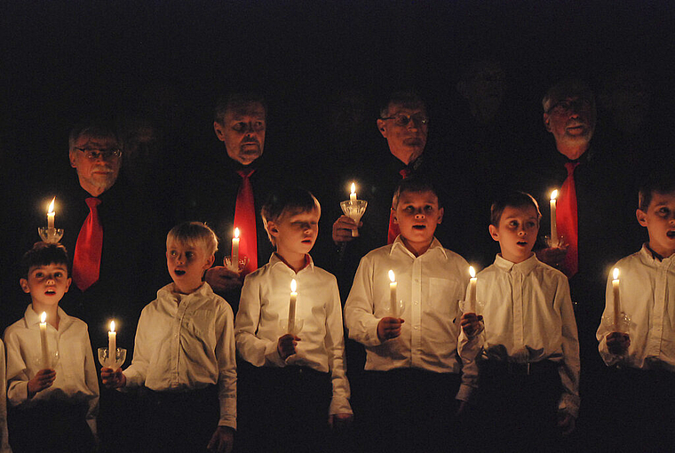 Andacht: Stimmungsvoll vorgetragene Taizé-Lieder: Männerchor und Buben der Knabenkantorei Basel. Foto: Thomas Brunnschweiler
