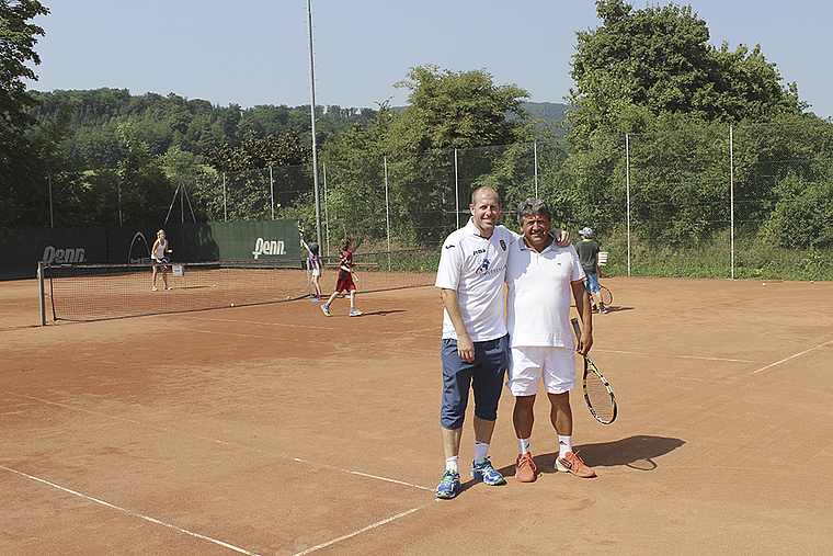 Bieten Fussball und Tennis im Tagescamp: Scott Chipperfield (links) und Nino Maimone. Foto: Axel Mannigel