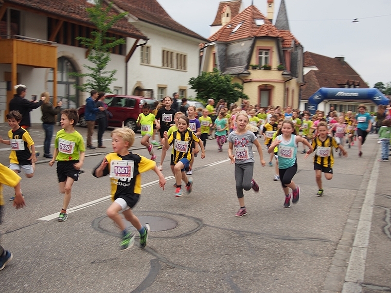 Achtung, fertig, los!: Zum Schluss gehen jeweils die Jüngsten auf die Laufstrecke.