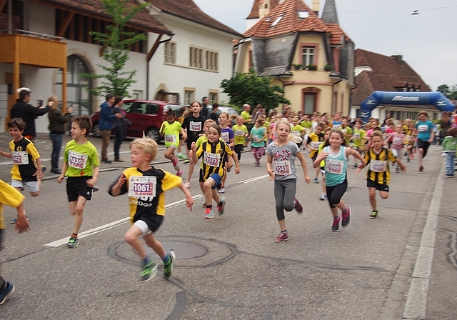 Achtung, fertig, los!: Zum Schluss gehen jeweils die Jüngsten auf die Laufstrecke.
