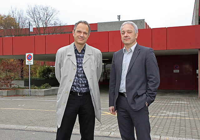 Freuen sich auf die zweisprachige Matur: Isidor Huber, Initiant des Projektes (l.), und Pierre-Alain Cattin vor dem Gymnasium Laufental-Thierstein.