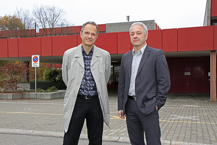 Freuen sich auf die zweisprachige Matur: Isidor Huber, Initiant des Projektes (l.), und Pierre-Alain Cattin vor dem Gymnasium Laufental-Thierstein.