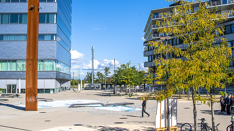 Brückenschlag: In der Mitte zwischen FHNW-Neubau (links) und Transitlager (rechts) käme der Steg zur Grün 80 hin. BZ Archiv