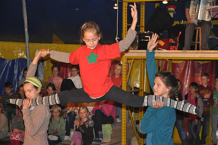 Übung macht den Meister: Schülerinnen der Rudolf Steiner Schule Birseck bei den Zirkusproben. Foto: Isabelle Hitz
