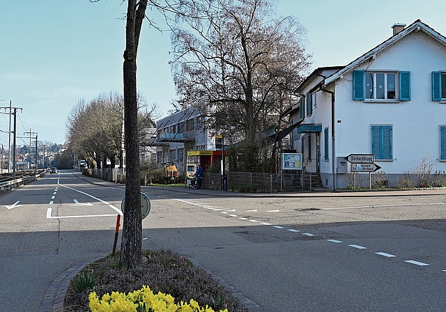 Künftige Verkehrsdrehscheibe? Die Buswendeschlaufe benötigt Platz – der Aussenraum vor dem Jugendhaus würde verkleinert. Foto: Fabia Maieroni