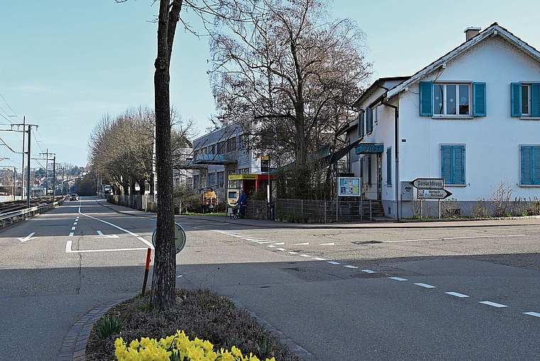 Künftige Verkehrsdrehscheibe? Die Buswendeschlaufe benötigt Platz – der Aussenraum vor dem Jugendhaus würde verkleinert. Foto: Fabia Maieroni