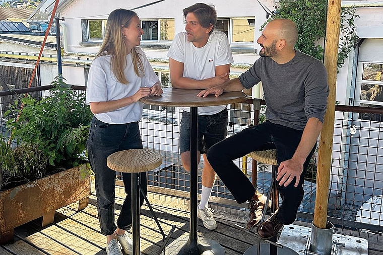Freuen sich auf die Opening Night: (von links) Arlette Graf, Jonas Zuber und Florian Zumkehr auf der Terrasse des Stockwerk 1. Foto: Nicolas Blust