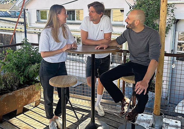 Freuen sich auf die Opening Night: (von links) Arlette Graf, Jonas Zuber und Florian Zumkehr auf der Terrasse des Stockwerk 1. Foto: Nicolas Blust