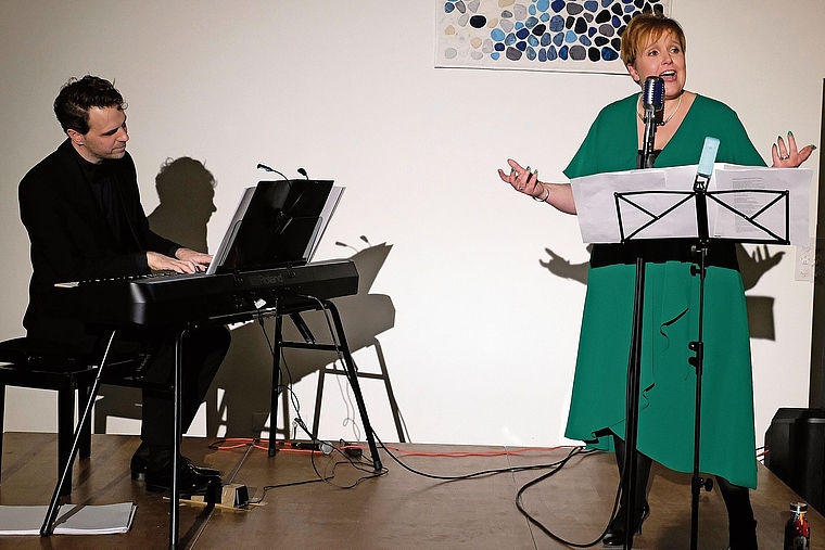 Warme, ausdrucksstarke und flexible Stimme mit virtuoser Begleitung: Jonathan Stich und Fabienne Jäggi. Foto: Thomas Brunnschweiler