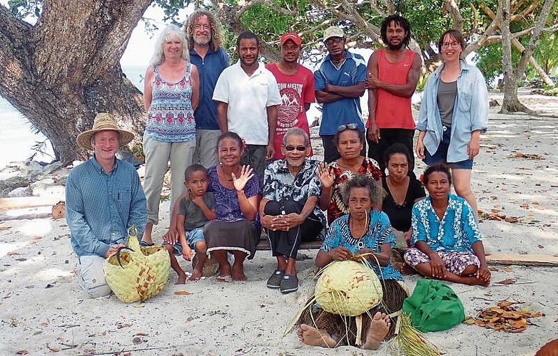 Projektpartner: Die Inselgemeinschaft von Gonubalabala, zwei Reiseteilnehmende der Studienreise sowie Andy Schären (l.) und Denise Brönnimann (r.).
