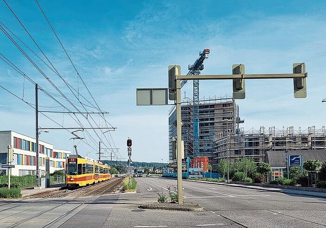 Einfacher an die Tramhaltestelle gelangen: Ein zusätzlicher Fussgängerstreifen von der einen zur anderen Seite 
soll die Strassenquerung für Fussgänger und Fussgängerinnen sicherer machen. Foto: Fabia Maieroni