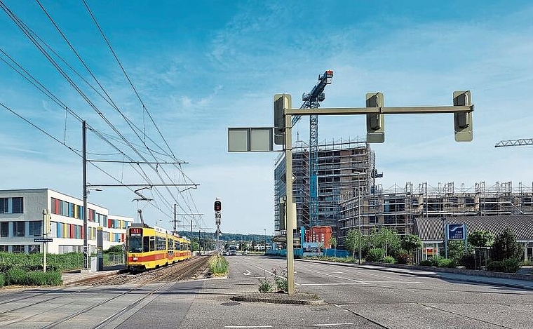 Einfacher an die Tramhaltestelle gelangen: Ein zusätzlicher Fussgängerstreifen von der einen zur anderen Seite 
soll die Strassenquerung für Fussgänger und Fussgängerinnen sicherer machen. Foto: Fabia Maieroni
