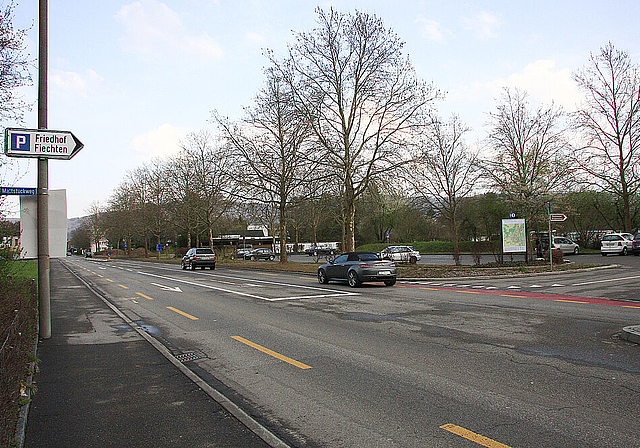 Aussteigen, einsteigen: Der Parkplatz des Friedhofs Fiechten soll laut Verkehrskonzept der ISB für den Schülertransport benutzt werden.  Sav