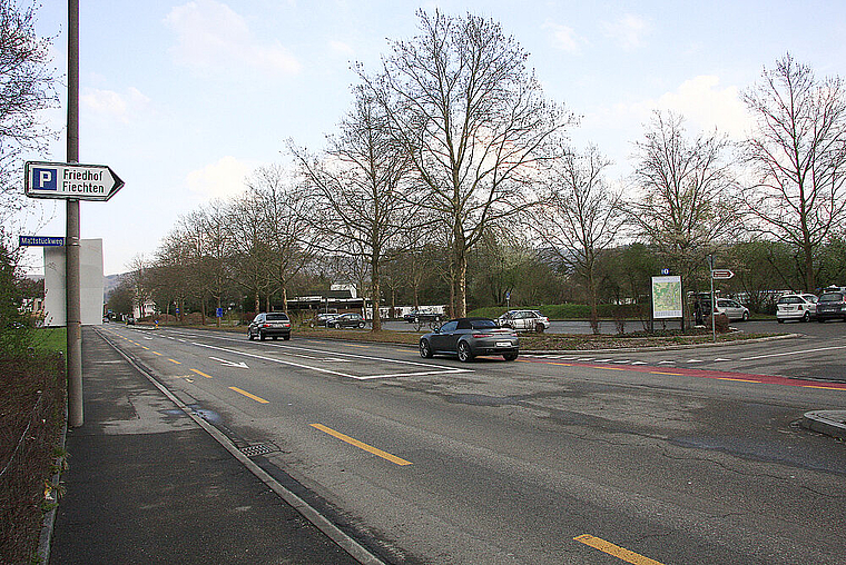 Aussteigen, einsteigen: Der Parkplatz des Friedhofs Fiechten soll laut Verkehrskonzept der ISB für den Schülertransport benutzt werden. Sav