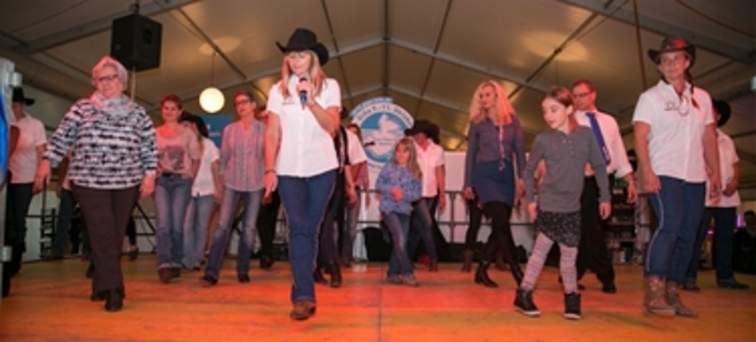 Line Dance: Ein Crash-Kurs für Anfänger darf keinesfalls fehlen.

