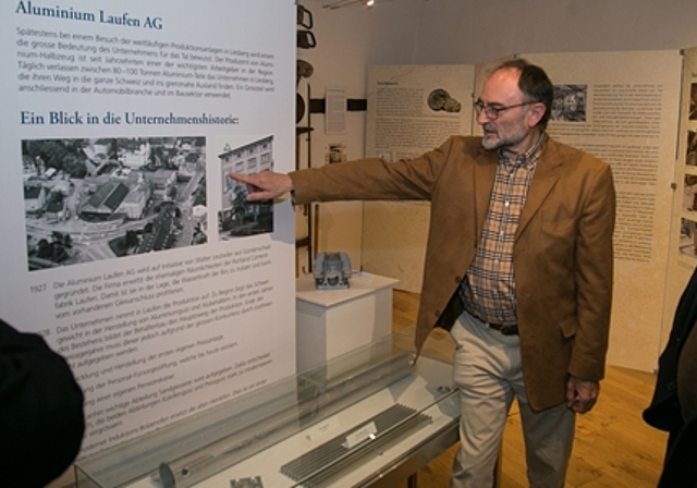 Die Industriegeschichte im Laufental: Kurator Hanspeter Steiner zeigt dem Publikum «seine» Ausstellung. Fotos: Martin Staub