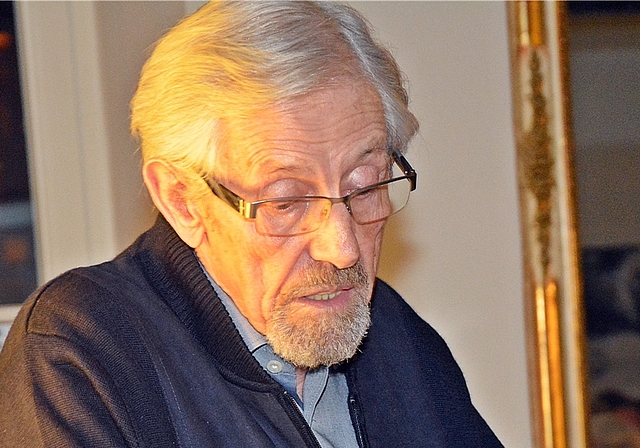 Erinnerungen sind so schön: Franz Hueber liest aus seinem Buch «Zwingedütsch». Foto: Roland Bürki