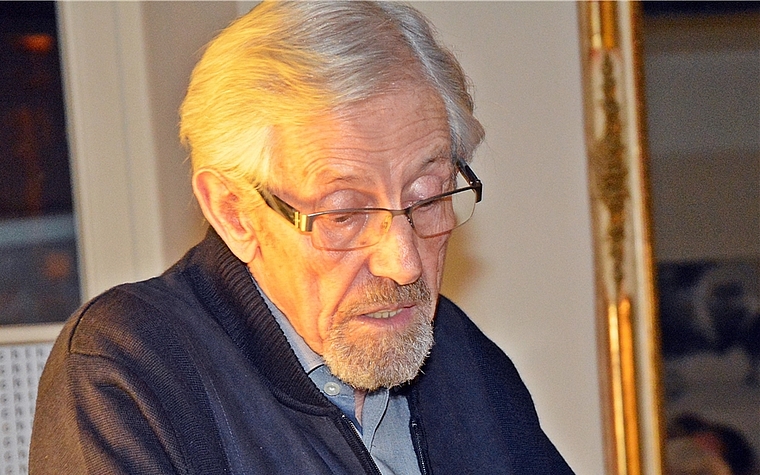 Erinnerungen sind so schön: Franz Hueber liest aus seinem Buch «Zwingedütsch». Foto: Roland Bürki