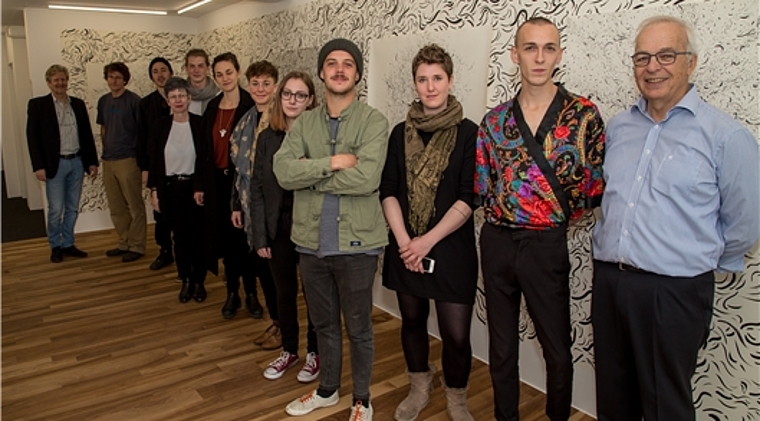 Kunstschaffende und Förderer junger Kunst: (v.l.) Kurt Huber, Daniel Züsli, Markus Aebersold, Anne Roth, Chris Handberg, Franziska Baumgartner, Fanny Jemmely, Julia Gunti, Aramis Navarro, Fiona Könz, Severin Hallauer und Heinz Roth. (nicht anwesen