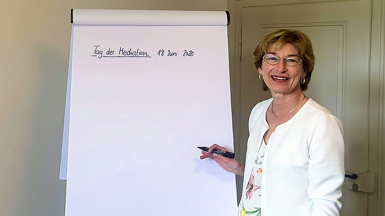 Ausgerüstet: Birgitta Rebsamen arbeitet bei persönlichen Beratungen gerne mit einem Flipchart.  Foto: Caspar Reimer