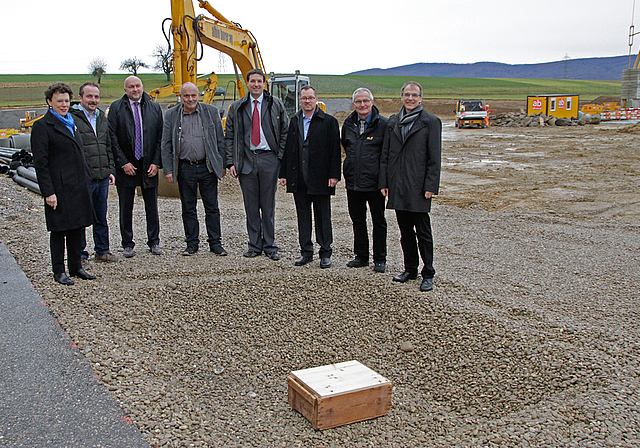Grundsteinlegung: (v. l.) Esther Gassler, Regierungsrätin, Roger Borer, Technischer Leiter Baufirma, Achim Klotz, CEO Von Roll, Anton Borer, Inhaber Baufirma, Stefan Finckh, Standortleiter Von Roll Breitenbach, Frederic Amacher, Projektleiter, Josef
