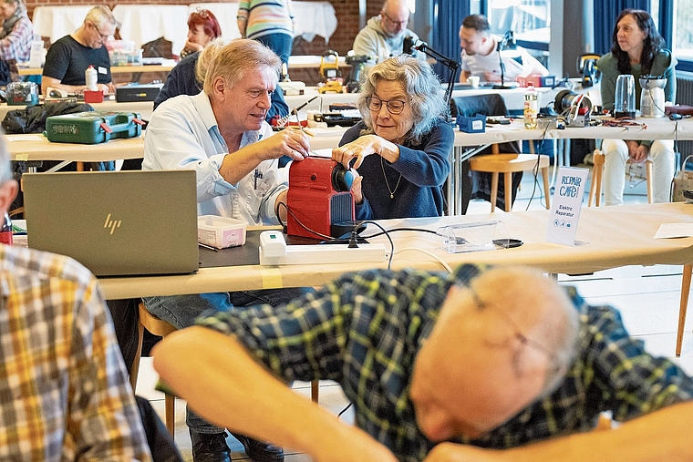 Nachhaltig: Repair Cafés sind in der ganzen Schweiz auf dem Vormarsch, wie auch hier in Grenchen. Foto: Archiv / Carole Lauener