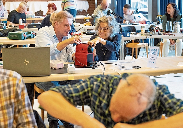 Nachhaltig: Repair Cafés sind in der ganzen Schweiz auf dem Vormarsch, wie auch hier in Grenchen. Foto: Archiv / Carole Lauener