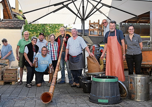Mosten für Reinach: Die Buurezunft verarbeitet Äpfel aus Aesch. Fotos: Fabia Maieroni