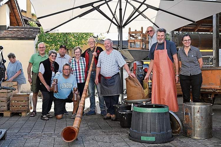 Mosten für Reinach: Die Buurezunft verarbeitet Äpfel aus Aesch. Fotos: Fabia Maieroni Mosten für Reinach: Die Buurezunft verarbeitet Äpfel aus Aesch. Fotos: Fabia Maieroni