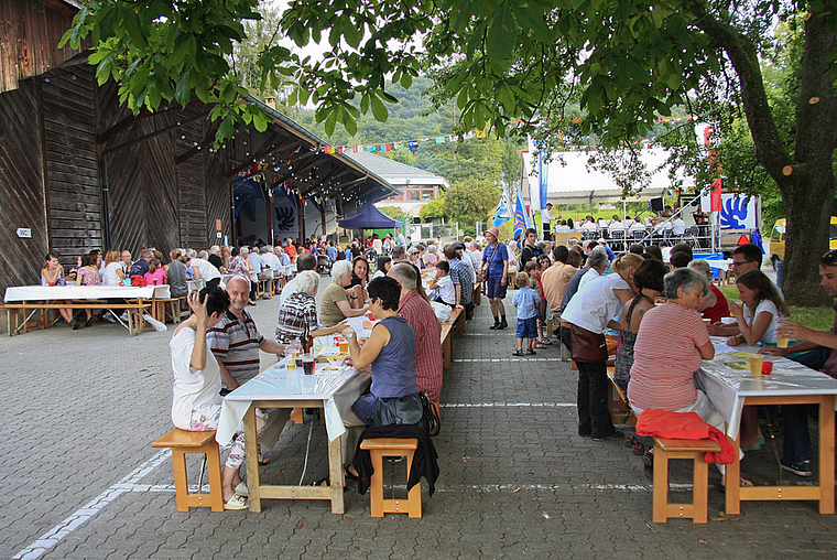 Dorfgemeinschaft: Schon am frühen Abend traf sich «tout Arlesheim» im Badhof. Die Musikgesellschaft machte den Auftakt. Foto: Edmondo Savoldelli