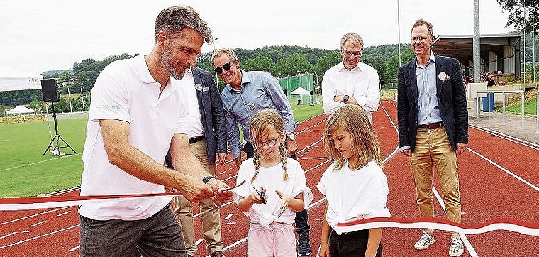 Eine Anlage für die Zukunft: Die zwei jüngsten Mitglieder des LZT, Ella und Elisa, durften das Band durchschneiden. LZT-Präsident Tobias Holliger ging helfend zur Hand. Foto: Eh-Presse