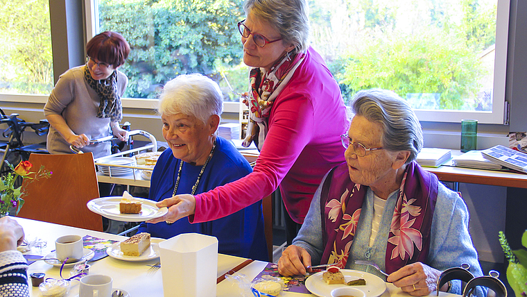 Essen und Plaudern: Ob Jassen oder Skipo – Rosmarie Jappert (links) und Didi Schmuckli (rechts) schätzen die Stunden der Gemeinschaft und Spass. Foto: Tobias Gfeller