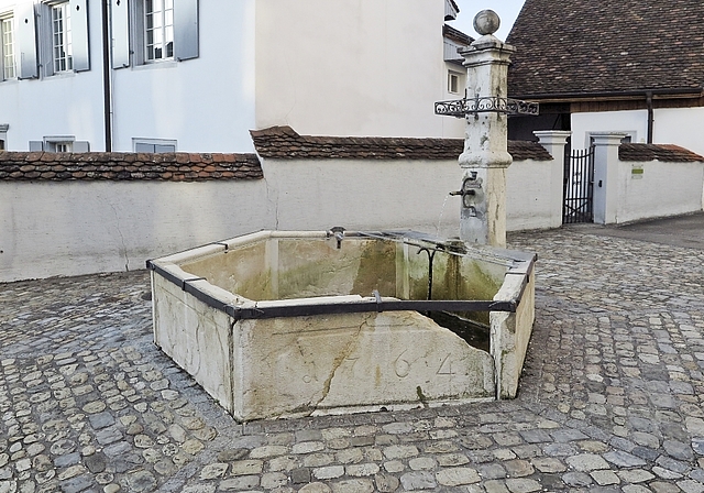 Jahrgang 1764: Nicht altershalber ist der Herrenbrunnen kaputt, sondern weil ein Autofahrer die Kurve nicht erwischte.  Foto: Edmondo Savoldelli