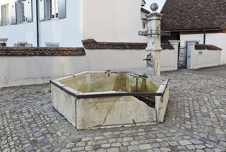 Jahrgang 1764: Nicht altershalber ist der Herrenbrunnen kaputt, sondern weil ein Autofahrer die Kurve nicht erwischte. Foto: Edmondo Savoldelli