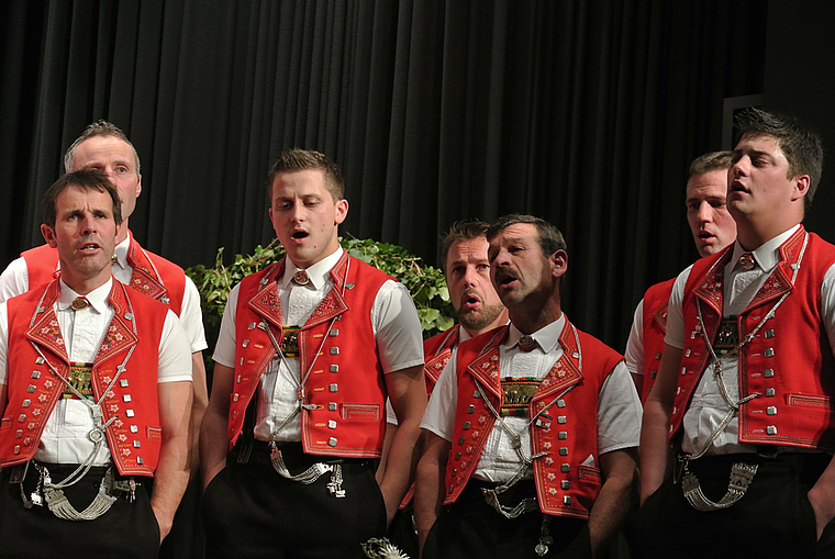Gastauftritt: Der Jodlerklub Männertreu aus Nesslau bereicherte den Jodler-Obe in Dornach.  Foto: Bea Asper