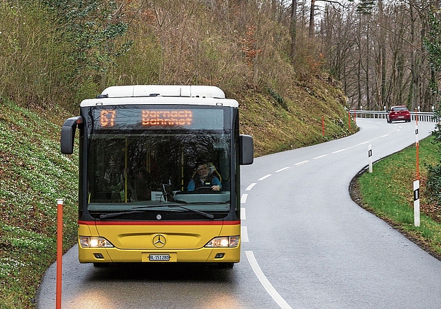 Kreuzen ist schwierig: Das Postauto der Linie 67 fährt auf der Hochwaldstrasse, die eng ist und Haarnadelkurven hat. Bild: Kenneth Nars