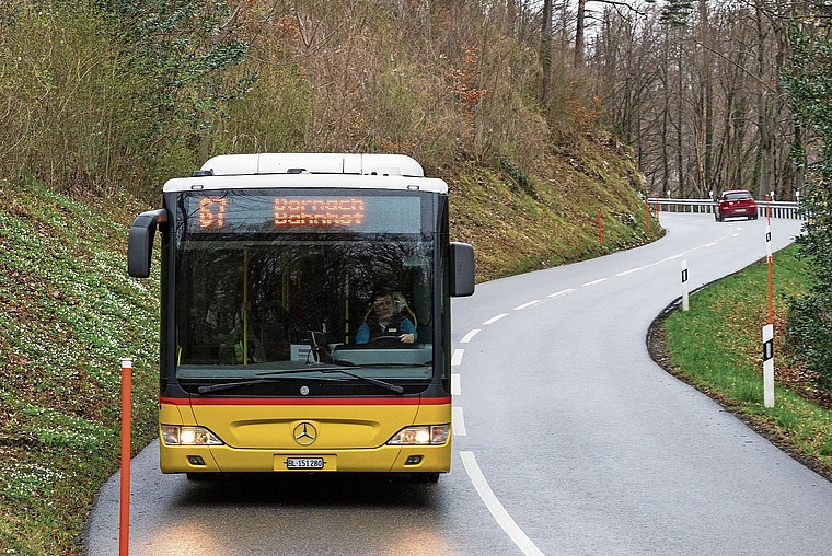Kreuzen ist schwierig: Das Postauto der Linie 67 fährt auf der Hochwaldstrasse, die eng ist und Haarnadelkurven hat. Bild: Kenneth Nars