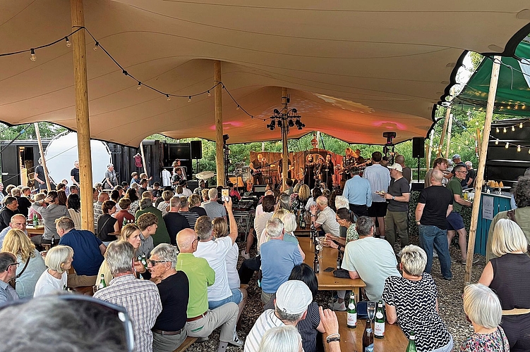 Grosser Ansturm: Zum Saisonstart des Kulturzirkus blieb kein Sitz auf der Zirkuswiese unbesetzt. Fotos: caspar reimer Grosser Ansturm: Zum Saisonstart des Kulturzirkus blieb kein Sitz auf der Zirkuswiese unbesetzt. Fotos: caspar reimer