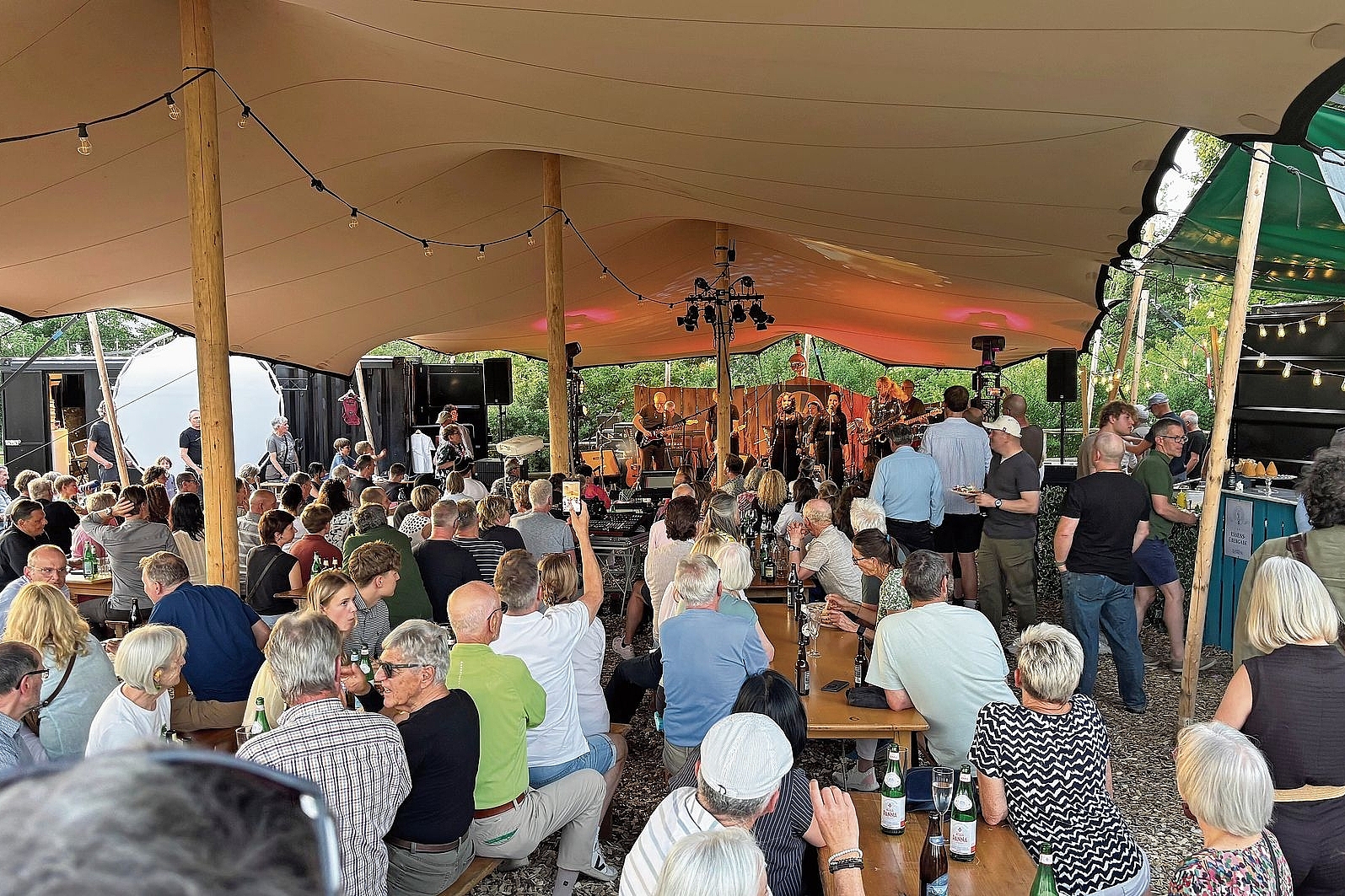 Grosser Ansturm: Zum Saisonstart des Kulturzirkus blieb kein Sitz auf der Zirkuswiese unbesetzt. Fotos: caspar reimer Grosser Ansturm: Zum Saisonstart des Kulturzirkus blieb kein Sitz auf der Zirkuswiese unbesetzt. Fotos: caspar reimer