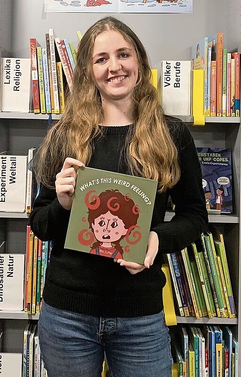 Stolze Jungautorin: Ria Zutter präsentiert ihr Kinderbuch «What’s this weird feeling?». Foto: Florin Bürgler